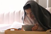 Frau beim Inhalieren Frau beim Inhalieren